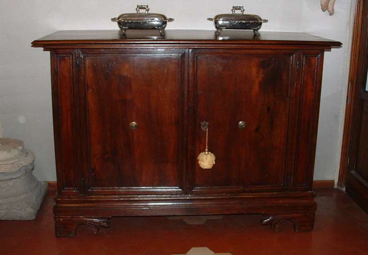 Credenza del secolo XVII Credenza Antica e Vetrina Antica